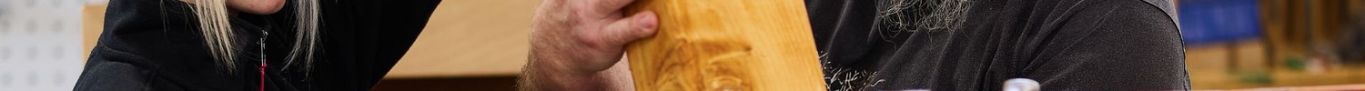 Zwei Kolleg:innen aus der Ergotherapie arbeiten an einem Holzpferd. Zwei Kolleg:innen aus der Ergotherapie arbeiten an einem Holzpferd.