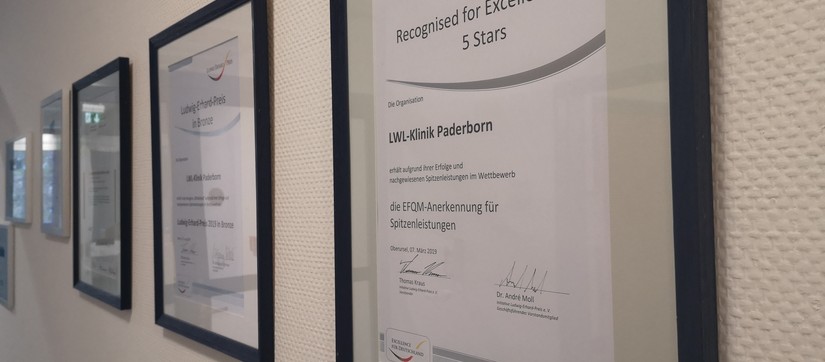 Gerahmte Zertifikate hängen an der Wand