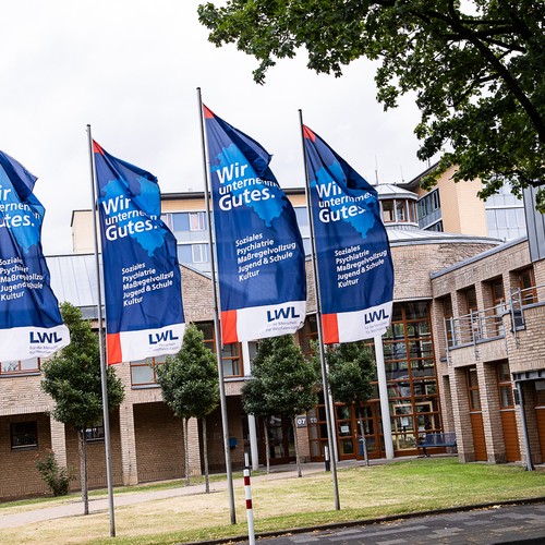 Flaggen des LWL vor dem Eingang zur Klinik