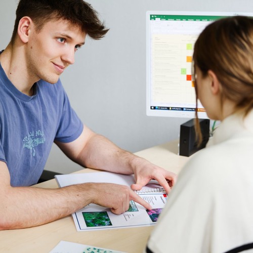 Zwei Personen unterhalten sich