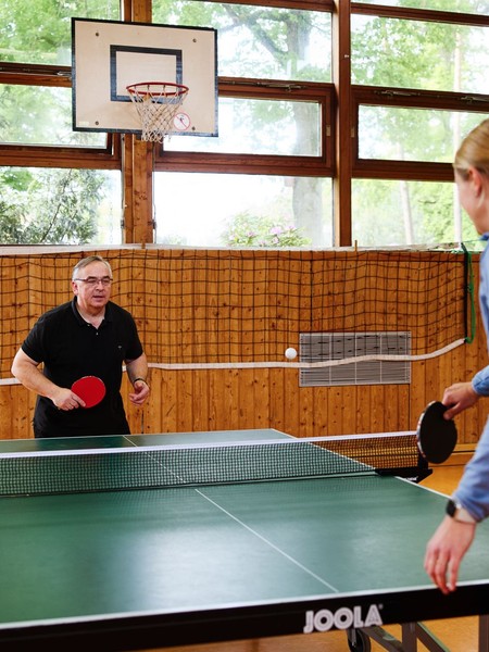 Zwei Personen spielen Tischtennis