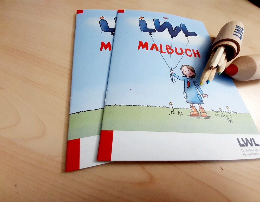 Nahaufnahme eines bunten Malbuchs mit Buntstiften darauf