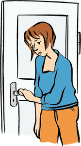 Eine Frau mit traurigem Gesichtsausdruck und herunterhängenden Schultern steht mit der Klinke in der Hand vor einer geschlossenen Tür