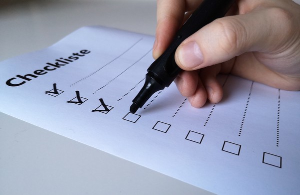 Person hakt eine Checkliste ab