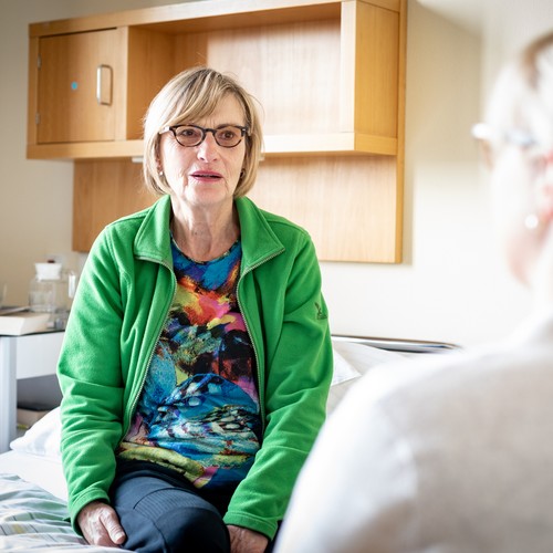 Patientin im Gespräch im Patientenzimmer