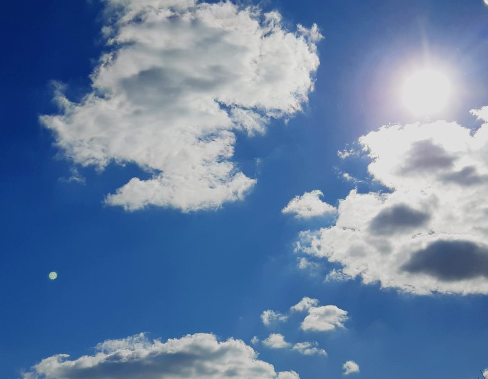 Blick auf ein paar Wolken vor einem blauen Himmel