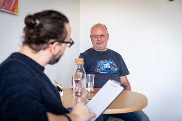 Mitarbeiter in einem Entlassgespräch mit einem Patienten